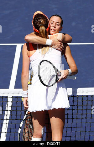 Indian Wells, California, Stati Uniti d'America. 16 Mar, 2014. Flavia PENNETTA di Italia e Agnieszka RADWANSKA di Polonia Incontro presso la rete dopo la loro partita durante il BNP Paribas Open a Indian Wells Tennis Garden di Indian Wells CA. Foto Stock