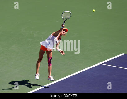 Indian Wells, California, Stati Uniti d'America. 16 Mar, 2014. Agnieszka RADWANSKA di Polonia serve a Flavia Penneta dell Italia durante il BNP Paribas Open a Indian Wells Tennis Garden di Indian Wells CA. Foto Stock