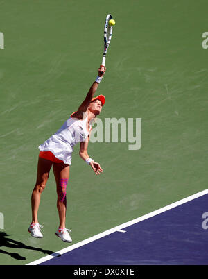 Indian Wells, California, Stati Uniti d'America. 16 Mar, 2014. Agnieszka RADWANSKA di Polonia serve a Flavia Penneta dell Italia durante il BNP Paribas Open a Indian Wells Tennis Garden di Indian Wells CA. Foto Stock