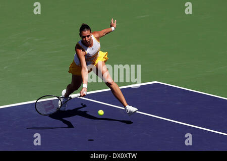 Indian Wells, California, Stati Uniti d'America. 16 Mar, 2014. Flavia Penneta dell Italia restituisce un colpo contro Agnieszka RADWANSKA di Polonia durante il BNP Paribas Open a Indian Wells Tennis Garden di Indian Wells CA. Foto Stock