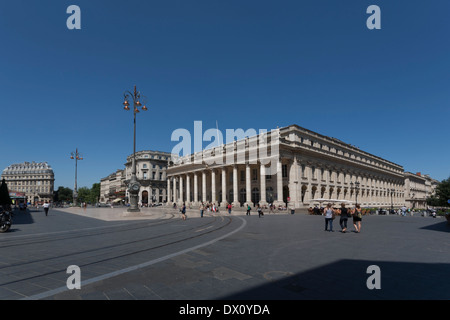 Percorso della tramvia passato il Teatro Grande Place de la Comedie Bordeaux Francia Foto Stock