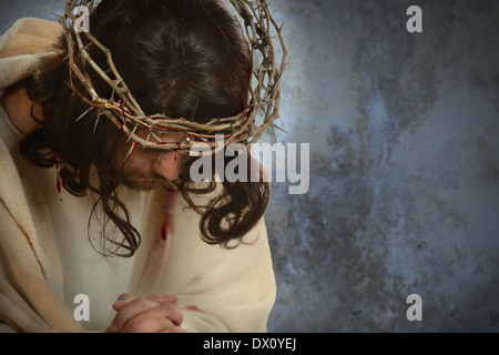 Gesù con la corona di spine con testa giù sopra il vecchio muro Foto Stock