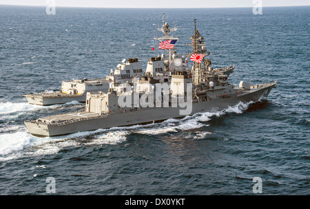 Giappone marittimo Forza di Autodifesa destroyer Takanami vele a fianco del Navy US Arleigh Burke-class missile destroyer USS McCampbell durante la formazione congiunta Marzo 09, 2014 nel Mare delle Filippine. Foto Stock