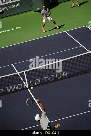 Marzo 16, 2014, Indian Wells, CA: [7] Roger Federer (SUI) vs in azione vs [2] Novak Djokovic (SRB) durante gli uomini finali al BNP Paribas Open a Indian Wells Tennis Garden di Indian Wells, California Giovanni verde/CSM Foto Stock