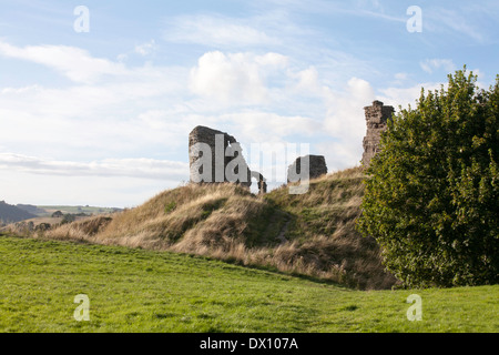 Il castello di Clun da Cefns e il modo in Shropshire Shropshire Inghilterra Foto Stock