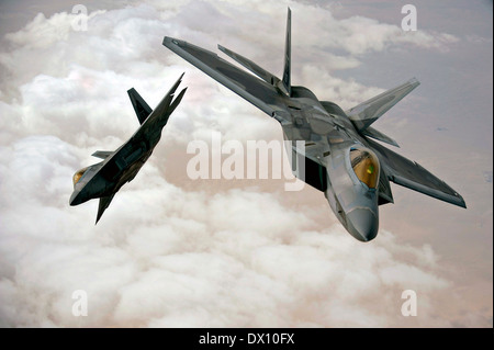 US Air Force F-22 rapaci volare in formazione durante una missione di addestramento Dicembre 6, 2009 in Asia sud-ovest. Foto Stock