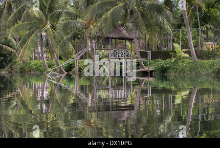 Un molo casa sulle rive del fiume Thu Bon, Hoi An (Faifoo), una città costiera del Mare Orientale sulla regione della costa centrale del Sud del Vietnam Foto Stock