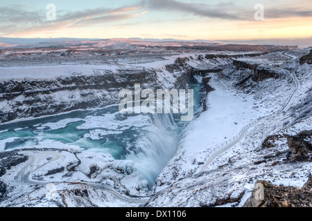 Maestose Cascate Gullfoss in una gola invernale al tramonto in Western Islanda Foto Stock
