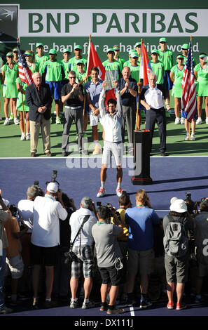 Marzo 16, 2014, Indian Wells, CA: [2] Novak Djokovic (SRB) celebra la sua vittoria contro [7] Roger Federer (SUI) durante la mens Finals presso la BNP Paribas Open a Indian Wells Tennis Garden di Indian Wells, California Giovanni verde/CSM Foto Stock