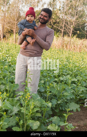 L'agricoltore indiano in piedi in fattoria Foto Stock