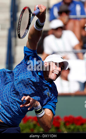 15 Marzo 2014: John Isner serve a Novak Djokovic di Serbia durante il BNP Paribas Open mens singles semifinali a Indian Wells Tennis Garden di Indian Wells CA. Foto Stock