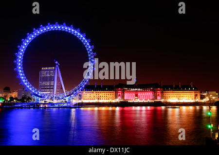 Vista del London Eye e la County Hall edificio a notte. Foto Stock