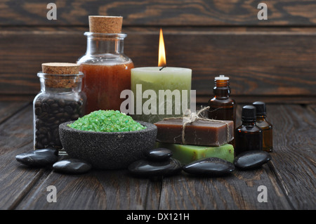 Composizione Spa verde con sale marino e pietre Massaggio su sfondo di legno Foto Stock