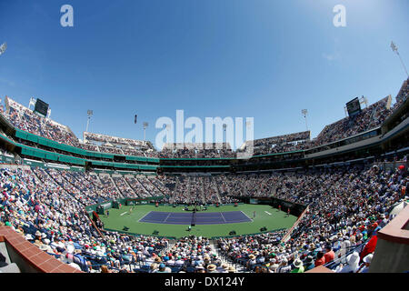 16 Marzo 2014: Agnieszka RADWANSKA di Polonia serve a Flavia Penneta dell Italia durante il BNP Paribas Open a Indian Wells Tennis Garden di Indian Wells CA. Foto Stock