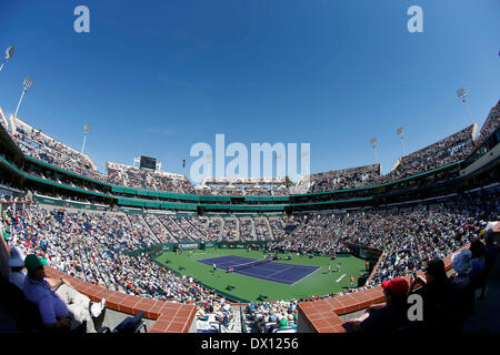 16 Marzo 2014: Agnieszka RADWANSKA di Polonia serve a Flavia Penneta dell Italia durante il BNP Paribas Open a Indian Wells Tennis Garden di Indian Wells CA. Foto Stock