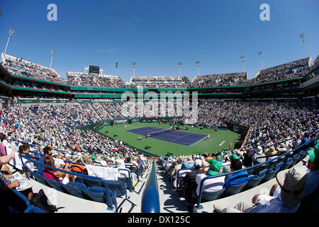 16 Marzo 2014: Agnieszka RADWANSKA di Polonia serve a Flavia Penneta dell Italia durante il BNP Paribas Open a Indian Wells Tennis Garden di Indian Wells CA. Foto Stock