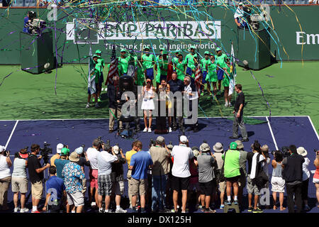 16 Marzo 2014: Flavia Penneta d'Italia pone con il trofeo dopo aver vinto la sua partita contro Agnieszka RADWANSKA di Polonia durante il BNP Paribas Open a Indian Wells Tennis Garden di Indian Wells CA. Foto Stock