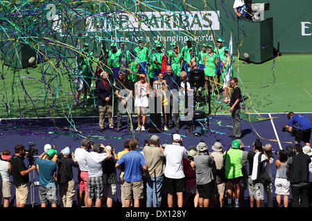 16 Marzo 2014: Flavia Penneta d'Italia pone con il trofeo dopo aver vinto la sua partita contro Agnieszka RADWANSKA di Polonia durante il BNP Paribas Open a Indian Wells Tennis Garden di Indian Wells CA. Foto Stock