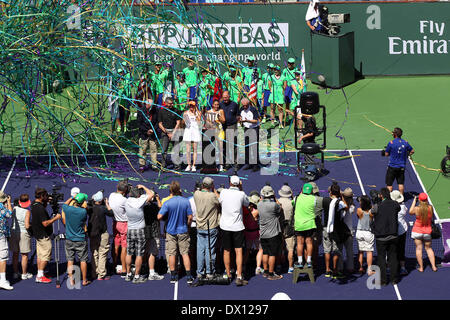 16 Marzo 2014: Flavia Penneta d'Italia pone con il trofeo dopo aver vinto la sua partita contro Agnieszka RADWANSKA di Polonia durante il BNP Paribas Open a Indian Wells Tennis Garden di Indian Wells CA. Foto Stock