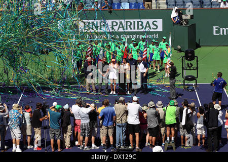 16 Marzo 2014: Flavia Penneta d'Italia pone con il trofeo dopo aver vinto la sua partita contro Agnieszka RADWANSKA di Polonia durante il BNP Paribas Open a Indian Wells Tennis Garden di Indian Wells CA. Foto Stock