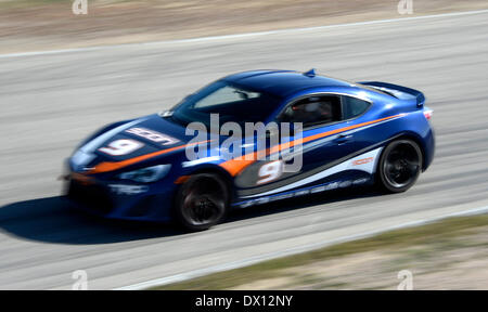 Marzo 15, 2014. Rosamond CA. Vincitore del premio Academy Award attore Adrien Brody passa da, come celebrità del Long Beach Grand Prix Racing pratica con gli istruttori in Toyota auto da corsa a Willow Springs International Raceway. foto da Gene Blevins/LA DailyNews/ZumaPress (credito Immagine: © Gene Blevins/ZUMAPRESS.com) Foto Stock