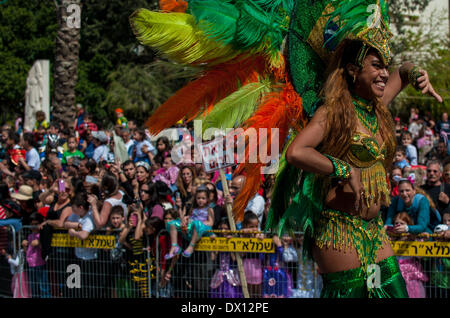 Holon, Israele. 16 marzo, 2014. Una ballerina di Samba esegue durante Adloyada Holon Purim Parade 2014 in Holon, Israele centrale, il 16 marzo 2014. Purim, celebrato quest anno dal tramonto, 15 marzo al calar della sera, 16 marzo è una festa ebraica che commemora la liberazione del popolo ebraico in persiano antico impero in cui un appezzamento è stata formata per distruggerli. Credito: Xinhua/Alamy Live News Foto Stock