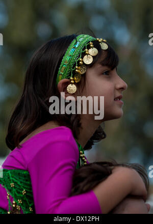 Holon, Israele. 16 marzo, 2014. Una ragazza israeliana orologi Adloyada Holon Purim Parade 2014 in Holon, Israele centrale, il 16 marzo 2014. Purim, celebrato quest anno dal tramonto, 15 marzo al calar della sera, 16 marzo è una festa ebraica che commemora la liberazione del popolo ebraico in persiano antico impero in cui un appezzamento è stata formata per distruggerli. Credito: Xinhua/Alamy Live News Foto Stock