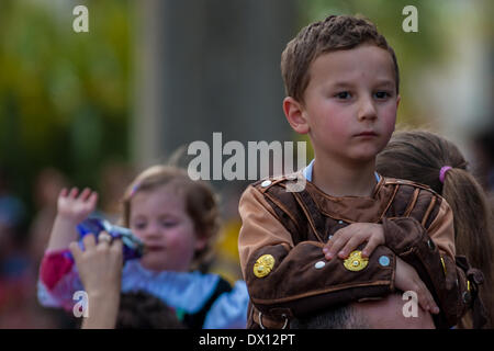 Holon, Israele. 16 marzo, 2014. Un ragazzo israeliano orologi Adloyada Holon Purim Parade 2014 in Holon, Israele centrale, il 16 marzo 2014. Purim, celebrato quest anno dal tramonto, 15 marzo al calar della sera, 16 marzo è una festa ebraica che commemora la liberazione del popolo ebraico in persiano antico impero in cui un appezzamento è stata formata per distruggerli. Credito: Xinhua/Alamy Live News Foto Stock