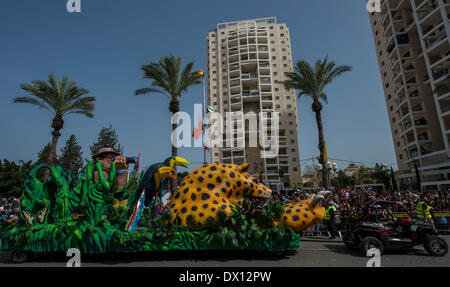 Holon, Israele. 16 marzo, 2014. Un enorme galleggiante assiste Adloyada Holon Purim Parade 2014 in Holon, Israele centrale, il 16 marzo 2014. Purim, celebrato quest anno dal tramonto, 15 marzo al calar della sera, 16 marzo è una festa ebraica che commemora la liberazione del popolo ebraico in persiano antico impero in cui un appezzamento è stata formata per distruggerli. Credito: Xinhua/Alamy Live News Foto Stock