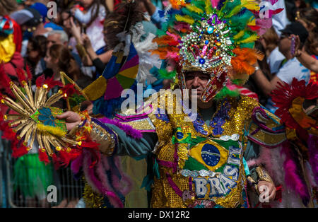 Holon, Israele. 16 marzo, 2014. Un ballerino Brazalian esegue durante Adloyada Holon Purim Parade 2014 in Holon, Israele centrale, il 16 marzo 2014. Purim, celebrato quest anno dal tramonto, 15 marzo al calar della sera, 16 marzo è una festa ebraica che commemora la liberazione del popolo ebraico in persiano antico impero in cui un appezzamento è stata formata per distruggerli. Credito: Xinhua/Alamy Live News Foto Stock