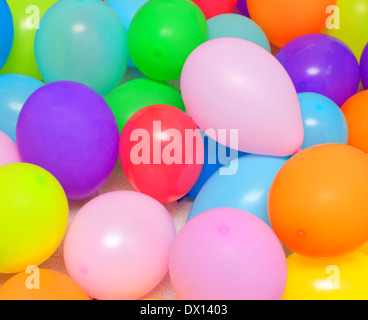 Di palloncini di molti colori in una grande pila Foto Stock