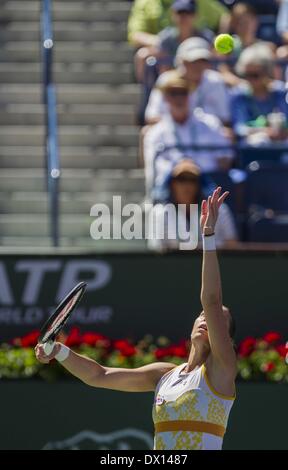 Los Angeles, California, USA. 16 Mar, 2014. Flavia PENNETTA di Italia serve a Agnieszka RADWANSKA della Polonia, durante il women singles finale del BNP Paribas Open Tennis Tournament Domenica, 16 marzo 2014, in Indian Wells, California. Pennetta ha vinto 6-2, 6-1. Credito: Ringo Chiu/ZUMAPRESS.com/Alamy Live News Foto Stock