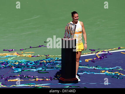 16 Marzo 2014: Flavia Penneta d'Italia pone con il trofeo dopo aver vinto la sua partita contro Agnieszka RADWANSKA di Polonia durante il BNP Paribas Open a Indian Wells Tennis Garden di Indian Wells CA. Foto Stock