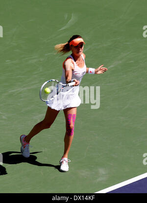 16 Marzo 2014: Agnieszka RADWANSKA di Polonia restituisce un colpo contro Flavia Penneta dell Italia durante il BNP Paribas Open a Indian Wells Tennis Garden di Indian Wells CA. Foto Stock