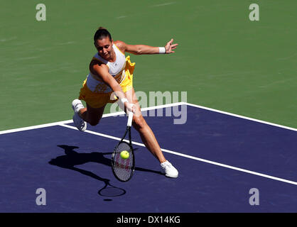 16 Marzo 2014: Flavia Penneta dell Italia restituisce un colpo contro Agnieszka RADWANSKA di Polonia durante il BNP Paribas Open a Indian Wells Tennis Garden di Indian Wells CA. Foto Stock