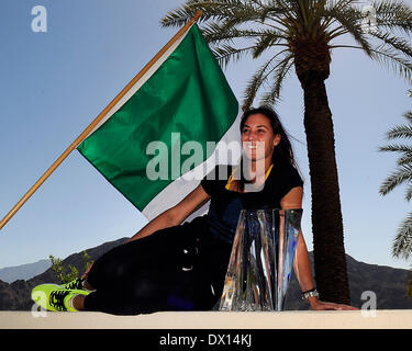 Indian Wells, California, Stati Uniti d'America. 16 Mar, 2014. Flavia PENNETTA (ITA) pone con i vincitori del trofeo e la bandiera dell'Italia dopo aver sconfitto Agnieska Radwanska (POL) nella fase finale del BNP Paribas Open ha suonato presso la Indian Wells Tennis Garden di Indian Wells, CA. Credito: Azione Sport Plus/Alamy Live News Foto Stock