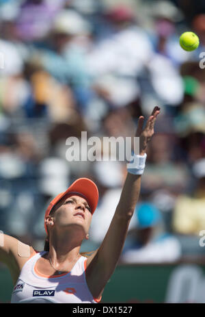 Indian Wells, STATI UNITI D'AMERICA. 16 Mar, 2014. Agnieszka RADWANSKA di Polonia serve a Flavia PENNETTA d'Italia durante le loro donne singoli partita finale al BNP Paribas Open di Indian Wells, California, Stati Uniti, il 16 marzo 2014. Flavia PENNETTA ha vinto 2-0 la rivendicazione del titolo. Credito: Yang Lei/Xinhua/Alamy Live News Foto Stock