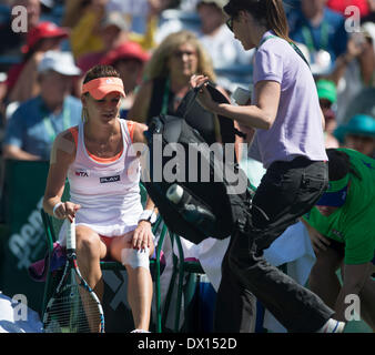 Indian Wells, STATI UNITI D'AMERICA. 16 Mar, 2014. Agnieszka RADWANSKA(L) della Polonia considera il suo infortunio al ginocchio durante il suo singolare femminile partita finale contro Flavia PENNETTA dell'Italia al BNP Paribas Open di Indian Wells, California, Stati Uniti, il 16 marzo 2014. Agnieszka RADWANSKA perso 0-2. Credito: Yang Lei/Xinhua/Alamy Live News Foto Stock