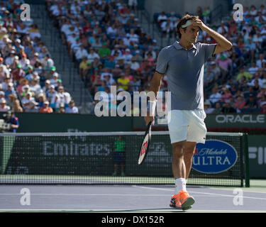 Indian Wells, STATI UNITI D'AMERICA. 16 Mar, 2014. Roger Federer reagisce durante i suoi uomini singoli match finale agasint Novak Djokovic della Serbia al BNP Paribas Open di Indian Wells, California, Stati Uniti, il 16 marzo 2014. Roger Federer ha perso 1-2. Credito: Yang Lei/Xinhua/Alamy Live News Foto Stock