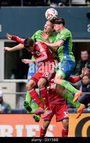 Seattle, Washington, Stati Uniti d'America. 16 Mar, 2014. Marzo 15, 2014. Sirene di Seattle FC defender Dylan Remick #15 e Toronto FC defender Mark Bloom #28 battaglia per una testata sul campo CenturyLink a Seattle, WA. Toronto FC sconfigge Seattle sirene FC 2 - 1 .George Holland/Cal Sport Media/Alamy Live News Foto Stock