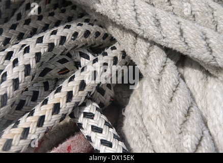Close-up di spessore corde tessili posa sul ponte di una nave Foto Stock