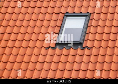 Tetto con piastrelle rosse e dormer Foto Stock