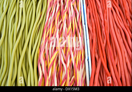 I diversi colori jelly bastoni in un mercato Foto Stock