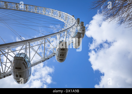 London eye ruota panoramica Ferris sotto un luminoso cielo blu Foto Stock