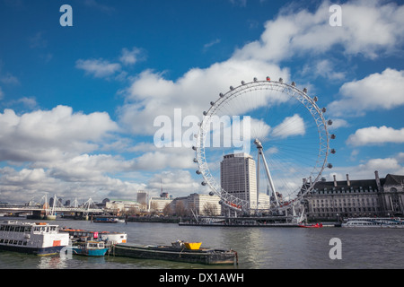Luminosa giornata estiva sul Tamigi si affaccia sul London Eye Foto Stock