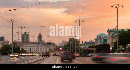 Città principale street Lenin avenue in luci di sera. Ekaterinburg. Foto Stock
