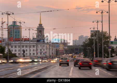Città principale street Lenin avenue in luci di sera. Ekaterinburg. Foto Stock