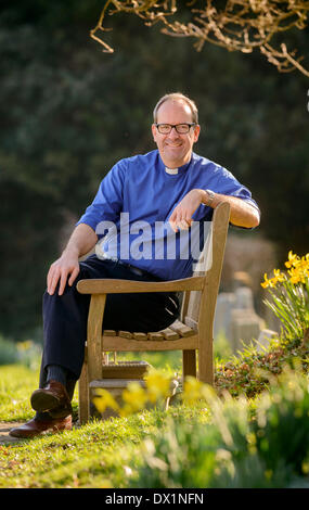 West Sussex, Regno Unito. Il 17 marzo 2014. La Diocesi di Chichester annunciare la nomina del nuovo Vescovo di Lewes oggi 17/03/14. Nella foto il Vescovo designato di Lewes Richard Jackson al suo attuale chiesa vicino Bolney West Sussex. Credito: Jim Holden/Alamy Live News Foto Stock