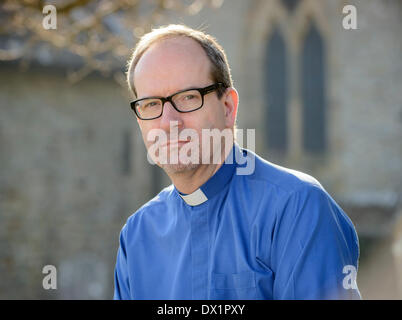 West Sussex, Regno Unito. Il 17 marzo 2014. La Diocesi di Chichester annunciare la nomina del nuovo Vescovo di Lewes oggi 17/03/14. Nella foto il Vescovo designato di Lewes Richard Jackson al suo attuale chiesa vicino Bolney West Sussex. Credito: Jim Holden/Alamy Live News Foto Stock