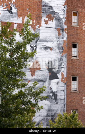 Un dipinto decora uno degli edifici in East Village. L'East Village si trova a est del centro cittadino di Manhattan, circondato da 14th Street a nord e a est del fiume al est, sud Houston Street e Bowery Street e la terza Avenue a ovest. In termini di quartieri confina a ovest con il Greenwich Village e NoHo, a nord da Stuyvesant Town (vicino a edifici costruiti con mattoni che vanno dal primo Avenue a Avenue C tra il XIV e 20 appartamenti) e a sud il Lower East Side. Foto Stock